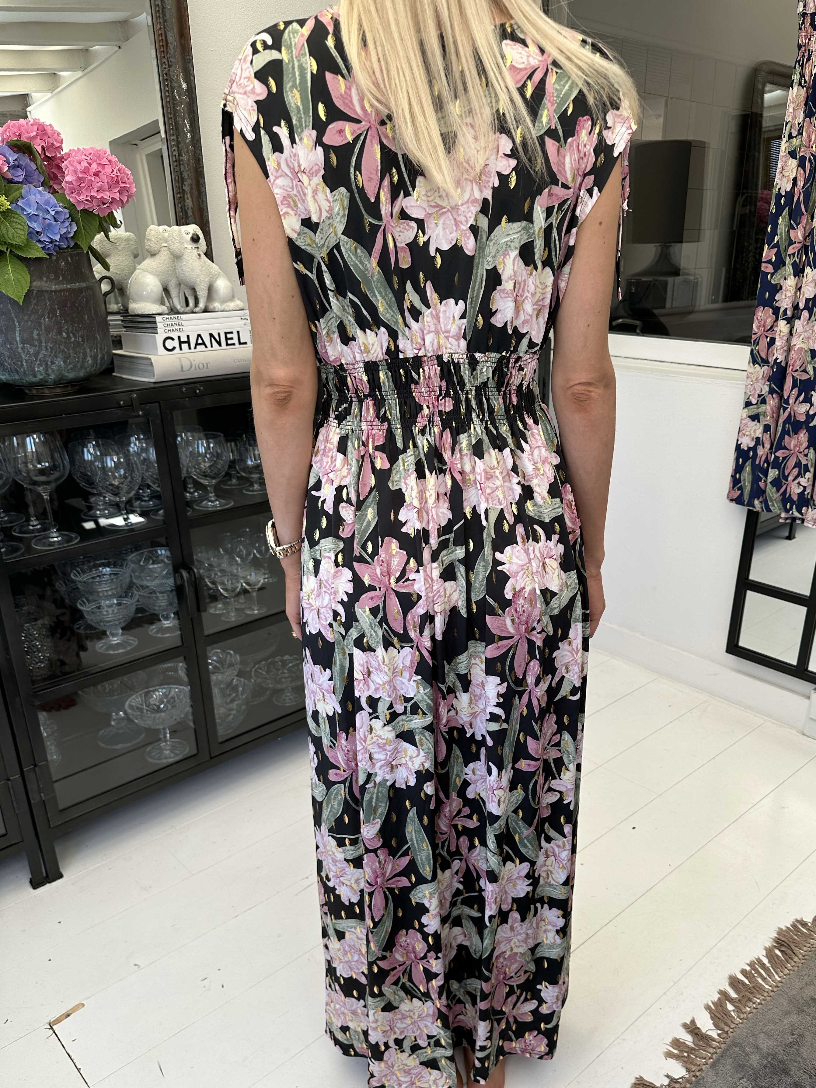 Pams Flower Sleeveless - Lang blomstret kjole i krølfrit stof